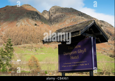 Il New Dungeon Ghyll Hotel segno a grande Langdale Lake District Cumbria Inghilterra England Regno Unito Foto Stock