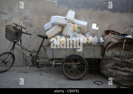 Il triciclo utilizzato dal lavoratore migrante di raccogliere riciclare materiali riciclabili, le bottiglie di plastica, Shanghai, Cina e Asia Foto Stock