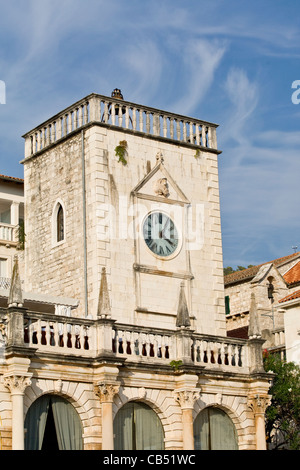 Orologio sulla parete della torre in Trg Sveti Stjepana o St Stephens Square nella città di Lesina, Isola di Hvar, Croazia Foto Stock