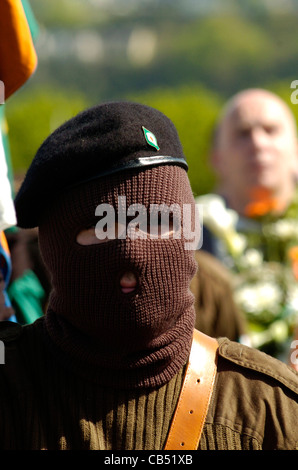 Masked Membro della Real IRA frequentando 1916 Pasqua Rising commemorazione in Londonderry, Irlanda del Nord. Foto Stock