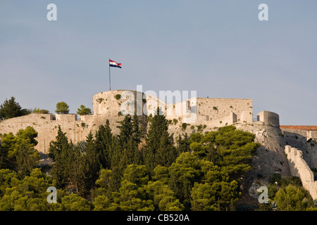 Bandiera croata sul castello di Hvar, la citta di Hvar, isola di Hvar, Croazia Foto Stock