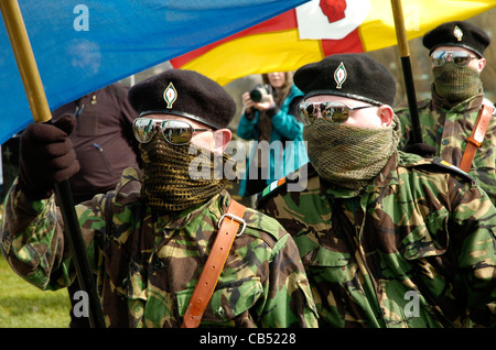 Membri della Real IRA frequentando 1916 Pasqua Rising commemorazione in Londonderry, Irlanda del Nord. Foto Stock