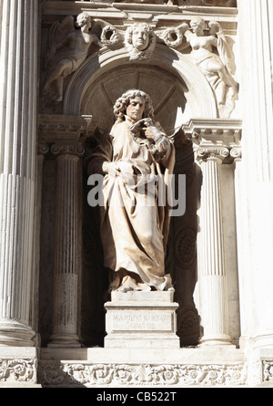 Una statua di un membro della famiglia Barbaro sull'esterno della Chiesa di Santa Maria del Giglio, Venezia Foto Stock