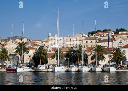 Yacht ormeggiati a Hvar città porto, Isola di Hvar, Croazia Foto Stock