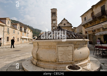 Xvi secolo ben in Trg Sveti Stjepana o St Stephens Square nella città di Lesina, Isola di Hvar, Croazia Foto Stock