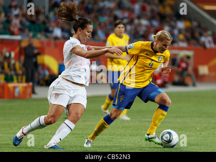 Annica Svensson di Svezia (R) sposta la sfera contro Lauren Cheney degli Stati Uniti (L) durante una Coppa del Mondo Donne corrispondono. Foto Stock