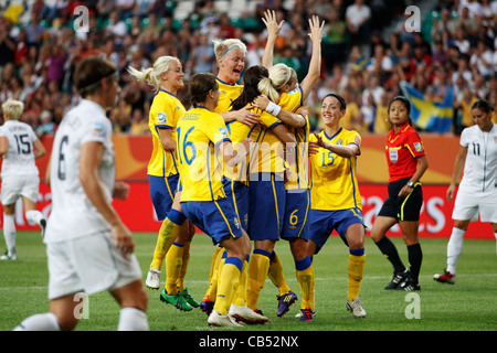 I giocatori svedesi festeggiano dopo un gol contro gli Stati Uniti durante una partita del gruppo C della Coppa del mondo femminile all'Arena Im Allerpark il 6 luglio 2011 a Wolfsburg, in Germania. Solo per uso editoriale. Uso commerciale vietato. (Fotografia di Jonathan Paul Larsen / Diadem Images) Foto Stock