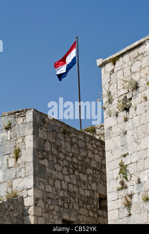 Bandiera croata sulla parete del castello di Hvar, la citta di Hvar, isola di Hvar, Croazia Foto Stock