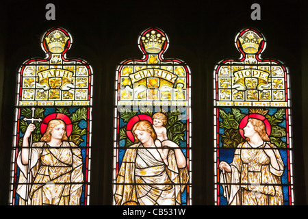 Le finestre di vetro macchiate di fede di speranza e di carità nella Chiesa di Santa Maria in Kirkby Lonsdale, Cumbria, Regno Unito. Foto Stock