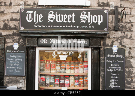 Un vecchio negozio di dolci Kirkby Lonsdale, Cumbria, Regno Unito. Foto Stock