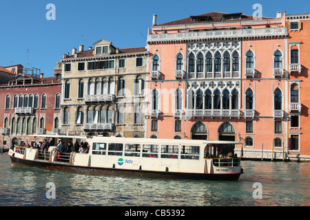 Un vaporetto traghetto passeggeri trasportati lungo il Canal Grande a Venezia. Foto Stock