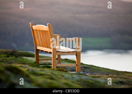 Un memoriale di sede sulla testa Orrest sopra Windermere nel Lake District, Cumbria, Regno Unito. Foto Stock