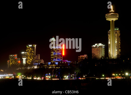 Lungo la Niagara Parkway in Niagara Falls, Ontario, Canada di notte. Le decorazioni sono in alto per l'inverno Festvial delle luci. Foto Stock