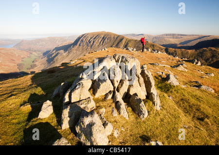 Una donna che cammina sulla gamma Helvellyn nel distretto del lago, Regno Unito., su Dollywagon Pike. Foto Stock