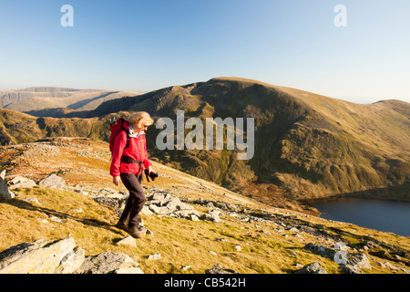 Una donna che cammina sulla gamma Helvellyn nel distretto del lago, Regno Unito., su Dollywagon Pike. Foto Stock