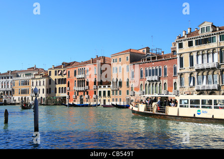 Un vaporetto acqua in traghetto sul Canal Grande di Venezia. Queste imbarcazioni sono il principale sistema di trasporti nell'arcipelago. Foto Stock