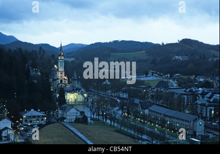 La Basilica del Rosario e la Basilica dell Immacolata Concezione della Beata Vergine Maria nel Santuario di Nostra Signora di Lourdes, Francia Foto Stock