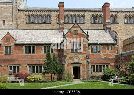 La Yale University College di cortile a fianco di Sterling Library Foto Stock