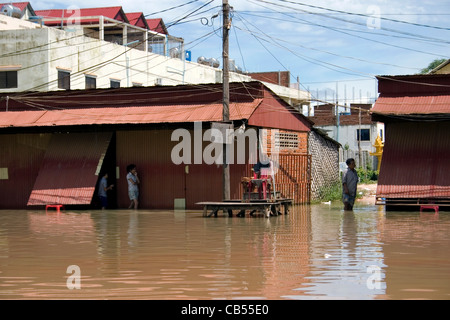 Un parcheggio è allagato con acqua fangosa dopo la storica alluvione in Siem Reap, Cambogia. Foto Stock