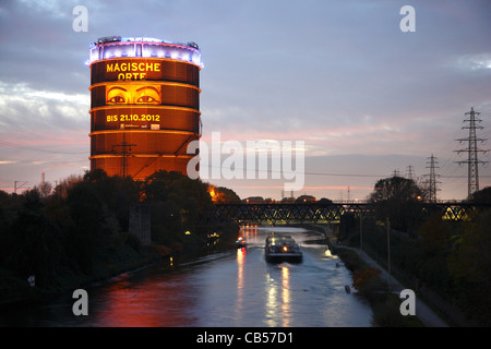 Rhine-Herne canal, per via navigabile interna. Gasometro, un grande contenitore di gas, oggi una mostra ed evento culturale ubicazione. Foto Stock