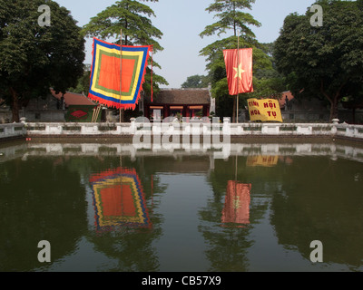 Bandiere riflessa nel pozzo celeste della chiarezza presso il Tempio della Letteratura ad Hanoi, Vietnam Foto Stock