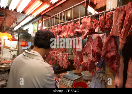 Macellai di stallo in un mercato all'aperto in Mong Kok distretto di Kowloon hong kong cina della RAS di Hong Kong Foto Stock
