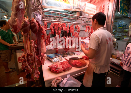 Macellai di stallo in un mercato all'aperto in Mong Kok distretto di Kowloon hong kong cina della RAS di Hong Kong Foto Stock