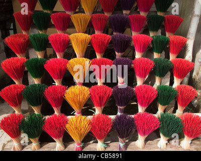 Colorato bastoncini di incenso in shop display in tinta, Vietnam Foto Stock