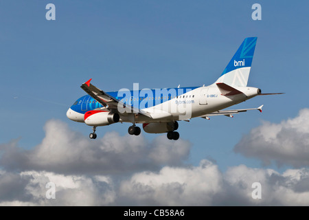 Un Airbus A319 della compagnia aerea britannica BMI sull approccio finale Foto Stock