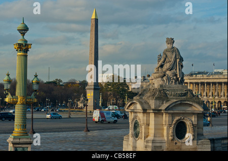 Parigi, Francia, scene di Place de la Concorde, è una delle principali piazze di Parigi, di misura 8,64 ettari (21.35 acri) in zona, è la più grande piazza della capitale francese Foto Stock