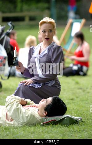 La cantante lirica Maria Tsonina impossibile riattivare questo chap dalla sua snooze per prendere il sole in Brighton Pavilion Gardens Foto Stock