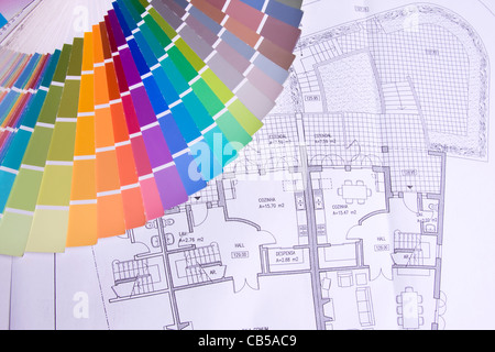 Sfondo palette colorate al di sopra di un piano di progetto Foto Stock