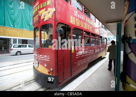 Equitazione in un tram Fermata del passato per il distretto centrale dell'isola di hong kong cina della RAS di Hong Kong azione motion blur Foto Stock