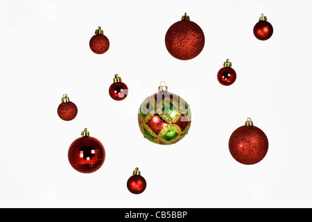 Rosso e verde di Natale baubles su uno sfondo bianco. Foto Stock