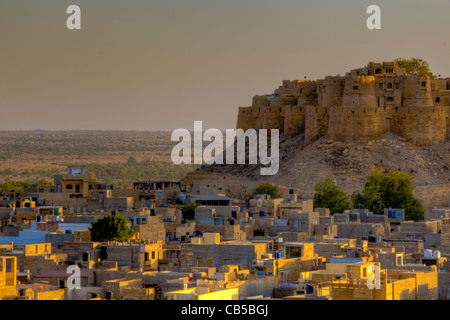 La strada della stupefacente Jaisalmer Fort nel Rajastan, India Foto Stock