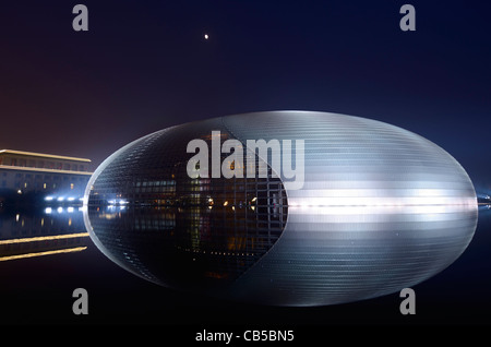 Centro nazionale per le arti dello spettacolo uovo di notte con la luna e la grande sala del popolo congresso nazionale a Pechino repubblica popolare cinese Foto Stock