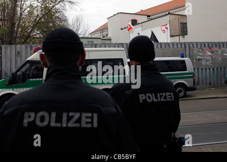 Gli ufficiali di polizia fissare la sede della destra nazionalista tedesco partito politico NPD in Leipzig Germania Foto Stock