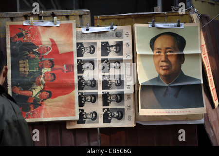 Negozio di souvenir del Presidente Mao Tse-Tung per la vendita sul mercato di strada di Pechino, Cina, Asia Foto Stock