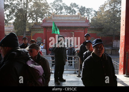 Il cinese il gruppo turistico leader & i turisti, la Città Proibita di Pechino, Cina, Asia Foto Stock