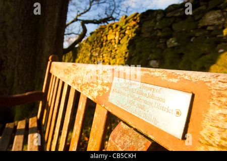 Un memoriale di sede sulla testa Orrest sopra Windermere nel Lake District, Cumbria, Regno Unito. Foto Stock