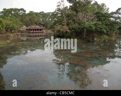 La nautica Pavillion presso la tomba di Tu Doc con Lotus Pond in tinta, Vietnam Foto Stock