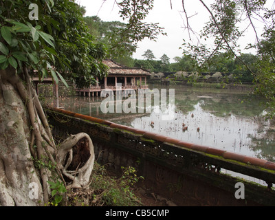 La nautica Pavillion con Lotus Pond presso la tomba di Tu Doc in tinta, Vietnam Foto Stock