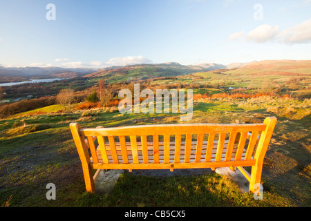 Un memoriale di sede sulla testa Orrest sopra Windermere nel Lake District, Cumbria, Regno Unito. Foto Stock