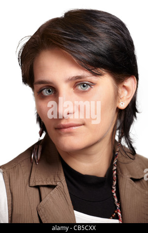 Ritratto di una giovane donna di ribelli contro il bianco. Foto Stock