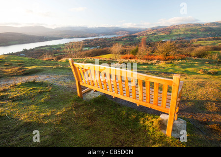 Un memoriale di sede sulla testa Orrest sopra Windermere nel Lake District, Cumbria, Regno Unito. Foto Stock