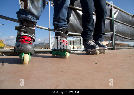 Skater del rullo in piedi con pattini inline rollerskates Maiorca Baleari Spagna Foto Stock