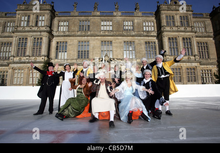 Personaggi delle fiabe pongono su una pista di pattinaggio su ghiaccio a Longleat House, la casa ancestrale di Signore Bagno, nel Wiltshire, Inghilterra. Foto Stock