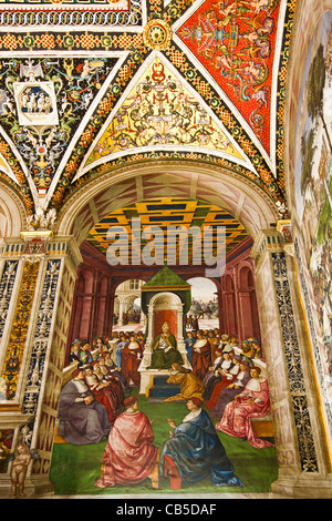 Affresco 4: 'omaggio al Papa Eugenio IV in nome dell'Imperatore Federico III' da Pinturicchi - Libreria Piccolomini, Duomo di Siena Foto Stock