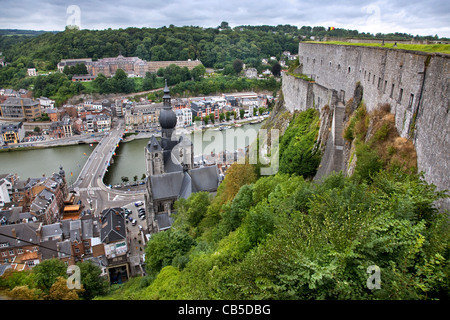 Vista sulla città Dinant e la chiesa collegiata di Notre-dame lungo il fiume Mosa, Belgio Foto Stock