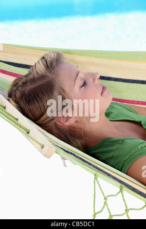 Ragazza giovane di riposo in amaca Foto Stock